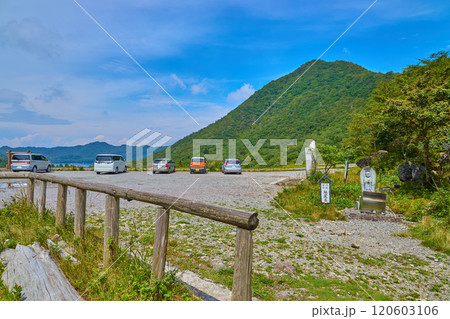 夏の群馬県立赤城公園(鳥居峠)の駐車場と駒ヶ岳方面 夏の群馬県立赤城公園(鳥居峠)の駐車場と駒ヶ岳方面 120603106