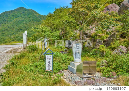 夏の群馬県立赤城公園(鳥居峠)のお地蔵様 夏の群馬県立赤城公園(鳥居峠)のお地蔵様 120603107