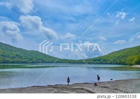 夏の群馬県赤城山の小沼北側湖畔から南側を見る 120603138
