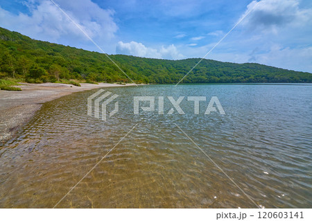 夏の群馬県赤城山の小沼北側湖畔から長七郎山方面を見る 夏の群馬県赤城山の小沼北側湖畔から長七郎山方面を見る 120603141