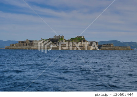 端島（軍艦島）：島の西側から見た全景 120603444
