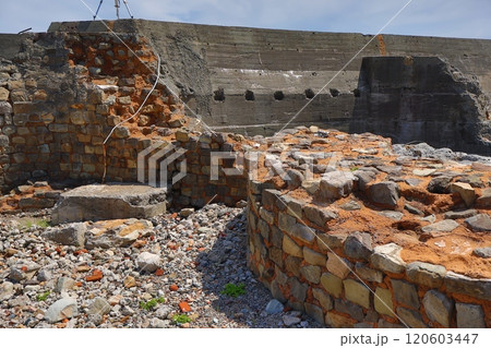端島（軍艦島）：強固な護岸壁「天川」 120603447