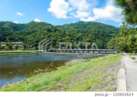 嵯峨野と嵐山を隔てる桂川に架かる渡月橋（京都市） 120603624