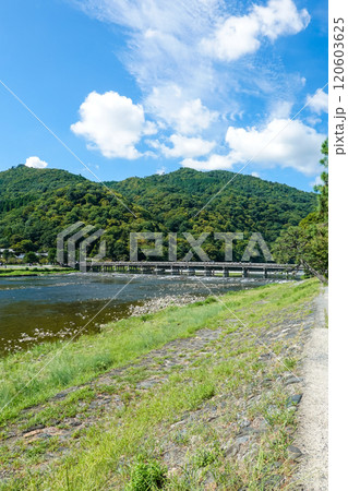 嵯峨野と嵐山を隔てる桂川に架かる渡月橋（京都市） 120603625