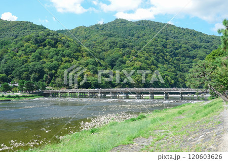 嵯峨野と嵐山を隔てる桂川に架かる渡月橋（京都市） 120603626