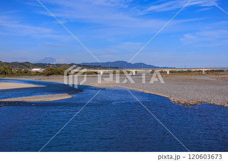 静岡県島田市大井川にかかる木造世界最長の橋 蓬莱橋にて 下流方向島田大橋と富士山を望む 静岡県島田市大井川にかかる木造世界最長の橋 蓬莱橋にて 下流方向島田大橋と富士山を望む 120603673