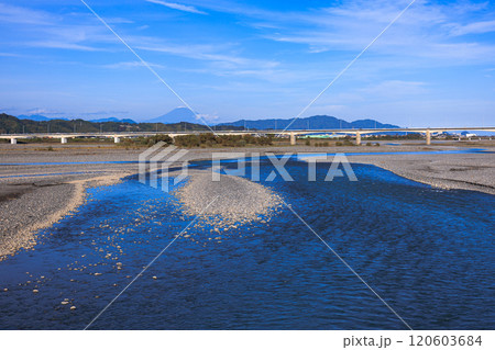 静岡県島田市大井川にかかる木造世界最長の橋 蓬莱橋にて 空の色を映す川面と遠景の富士山 横構図 静岡県島田市大井川にかかる木造世界最長の橋 蓬莱橋にて 空の色を映す川面と遠景の富士山 横構図 120603684