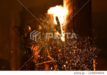 東光寺の鬼会　兵庫県加西市上万願寺町　松明を柱に叩き付ける 120604004