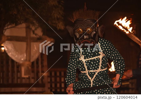 東光寺の鬼会　兵庫県西市上加万願寺町　松明を柱に叩き付ける 120604014