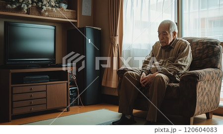 一人暮らしをする男性高齢者 120604083