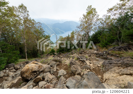 二荒山神社 中宮祠と男体山 120604221