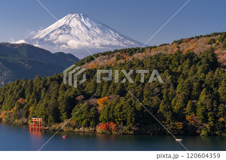 《神奈川県》富士山と芦ノ湖・箱根からのぞむ富士山 《神奈川県》富士山と芦ノ湖・箱根からのぞむ富士山 120604359