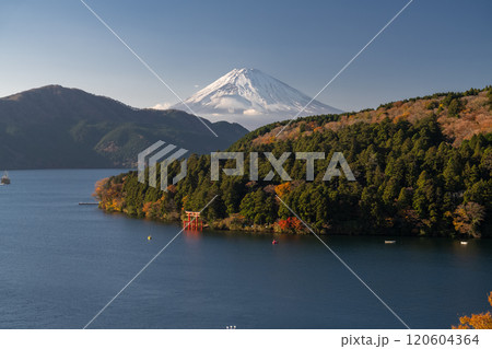 《神奈川県》富士山と芦ノ湖・箱根からのぞむ富士山 《神奈川県》富士山と芦ノ湖・箱根からのぞむ富士山 120604364