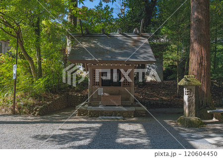 宮﨑 天岩戸神社 参道沿いの古神符守札納斎社 120604450