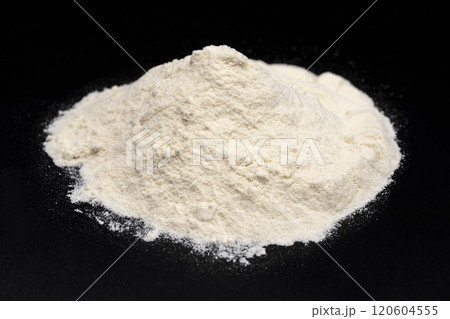 黒背景にプロテインパウダーのクローズアップ 120604555