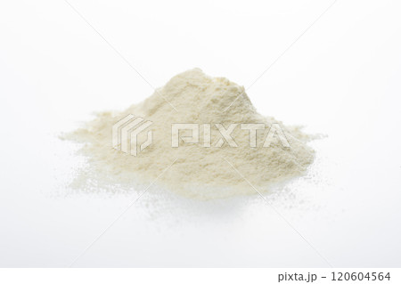 白背景に積み上げられたプロテインパウダーの山 白背景に積み上げられたプロテインパウダーの山 120604564