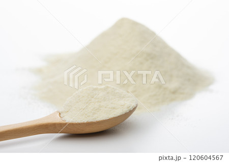 白背景に木製スプーンで盛られたプロテインパウダー 白背景に木製スプーンで盛られたプロテインパウダー 120604567