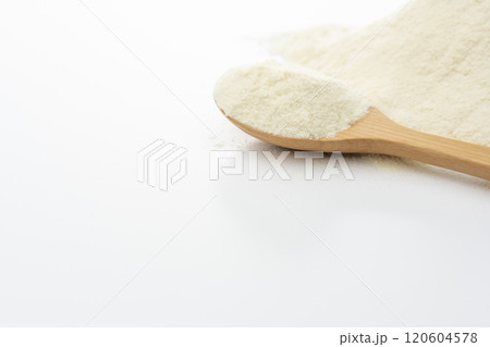 白背景に木製スプーンで盛られたプロテインパウダーとコピースペース 120604578