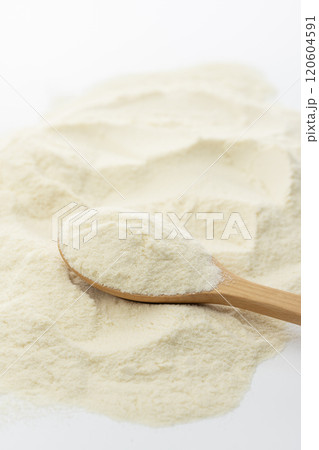 白背景に木製スプーンで盛られたプロテインパウダー 120604591