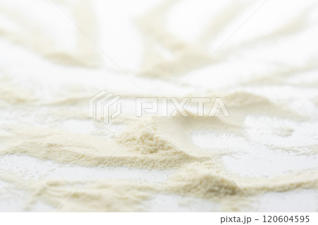 白背景に広がるプロテインパウダー 120604595