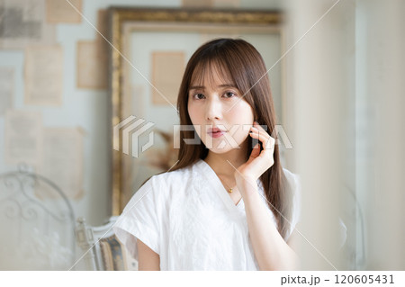 黒髪ロングヘアの若い女性 120605431