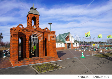 豊幌駅前のレンガの電話ボックス 豊幌駅前のレンガの電話ボックス 120605505