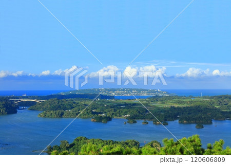 【沖縄県】晴天の嵐山展望台から見た羽地内海(屋我地島と古宇利島) 【沖縄県】晴天の嵐山展望台から見た羽地内海(屋我地島と古宇利島) 120606809