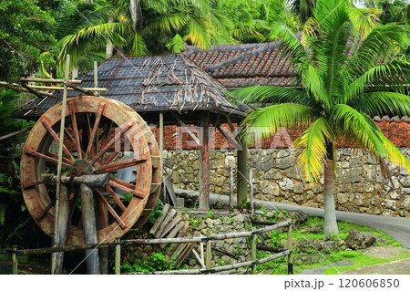 【沖縄県】琉球村の水車小屋 120606850