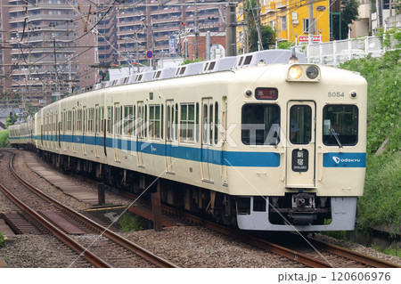 S字カーブを走る小田急5000形　5054F 120606976