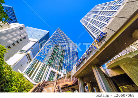 日本の東京都市景観　歩道橋のある街。渋谷アクシュや渋谷クロスタワー、渋谷ヒカリエなどを望む＝25日 120607069