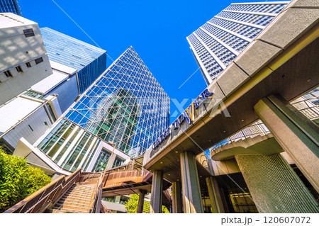 日本の東京都市景観　歩道橋のある街。渋谷アクシュや渋谷クロスタワー、渋谷ヒカリエなどを望む＝25日 120607072