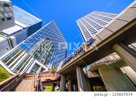 日本の東京都市景観　歩道橋のある街。渋谷アクシュや渋谷クロスタワー、渋谷ヒカリエなどを望む＝25日 120607074
