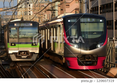 離合する京王5000形2代目と都営10-3000形 離合する京王5000形2代目と都営10-3000形 120607319