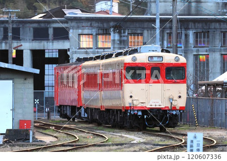 キハ28形＋キハ58形とキハ33形（岡山県津山市） 120607336