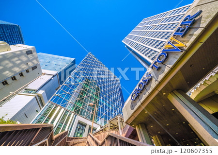 日本の東京都市景観　歩道橋のある街。渋谷アクシュや渋谷クロスタワー、渋谷ヒカリエなどを望む＝25日 120607355