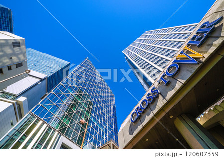 日本の東京都市景観　歩道橋のある街。渋谷アクシュや渋谷クロスタワー、渋谷ヒカリエなどを望む＝25日 120607359