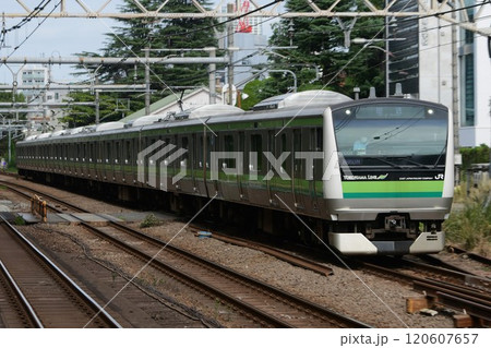 宮廷ホームを背景に山手貨物線を走るE233系6000番台 原宿 宮廷ホームを背景に山手貨物線を走るE233系6000番台 原宿 120607657