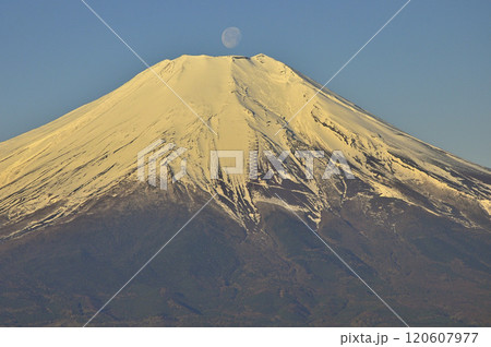 道志山塊の石割山山頂より望む　朝焼けの富士山の頂に沈む満月 120607977