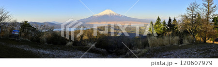 道志山塊の石割山山頂からのパノラマ 朝焼けの富士山 道志山塊の石割山山頂からのパノラマ 朝焼けの富士山 120607979