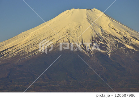 道志山塊の石割山山頂より 朝焼けに染まる富士山 道志山塊の石割山山頂より 朝焼けに染まる富士山 120607980