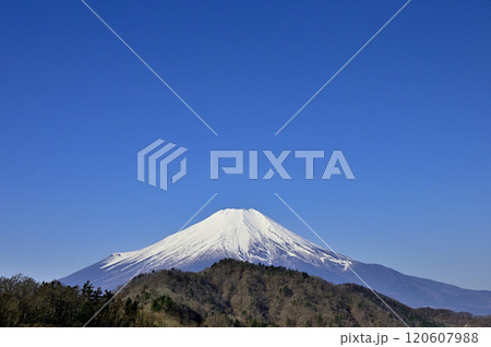 道志山塊の奥ノ岳にある送電鉄塔の展望台から富士山と青空のコピースペース 道志山塊の奥ノ岳にある送電鉄塔の展望台から富士山と青空のコピースペース 120607988