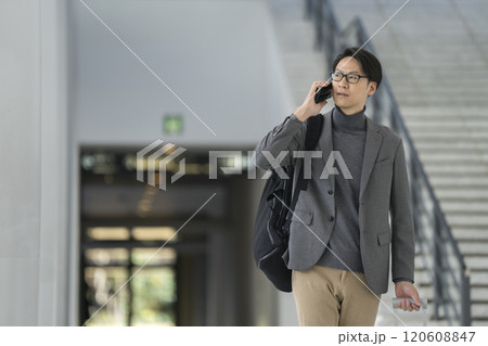 スマートフォンで通話する40代の男性 旅行イメージ スマートフォンで通話する40代の男性 旅行イメージ 120608847
