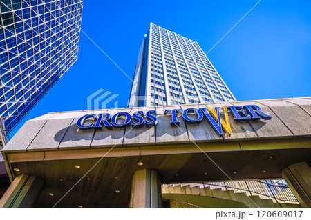 日本の東京都市景観　歩道橋のある街。渋谷クロスタワーや渋谷アクシュ（左上）などを望む＝25日 120609017