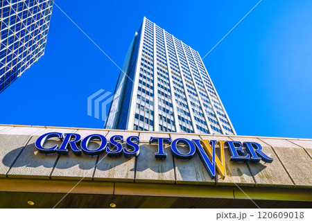 日本の東京都市景観　歩道橋のある街。渋谷クロスタワーや渋谷アクシュ（左上）などを望む＝25日 120609018