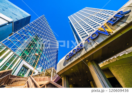 日本の東京都市景観 歩道橋のある街。渋谷アクシュや渋谷クロスタワー、渋谷ヒカリエなどを望む=25日 日本の東京都市景観 歩道橋のある街。渋谷アクシュや渋谷クロスタワー、渋谷ヒカリエなどを望む=25日 120609436
