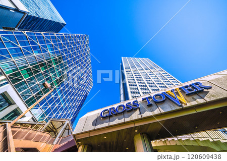 日本の東京都市景観　歩道橋のある街。渋谷アクシュや渋谷クロスタワー、渋谷ヒカリエなどを望む＝25日 120609438