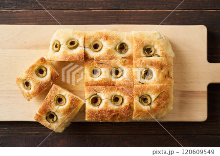 オリーブとローズマリーを乗せて焼いたフォカッチャ 120609549