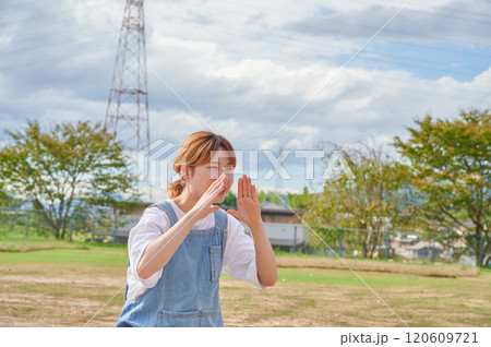公園で遊ぶ保育士　田舎 120609721