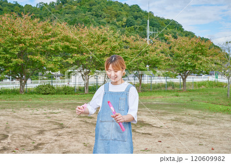 公園で遊ぶ保育士 田舎 シャボン玉 公園で遊ぶ保育士 田舎 シャボン玉 120609982