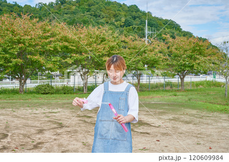 公園で遊ぶ保育士　田舎　シャボン玉 120609984